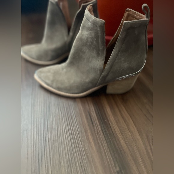 Jeffery Campbell - Picture 1 of 6